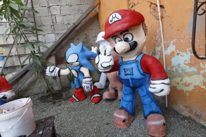 Monigotes de series y filmes son los que realiza Roberto.