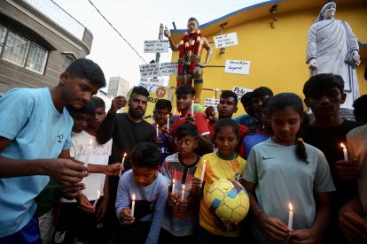En la India, fanáticos se dieron cita con velas, flores y balones, en la estatua de ‘O Rei’.