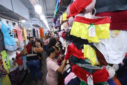 El cachetero amarillo, rojo y verde estaba exhibido en un puesto al interior de los comercios de la avenida Olmedo.