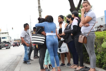 Familiares de los tres jóvenes asesinados llegaron a la morgue. Estaban  consternados.