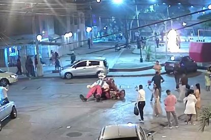 Segundos antes de que quemaran los monigotes un hombre disparó.