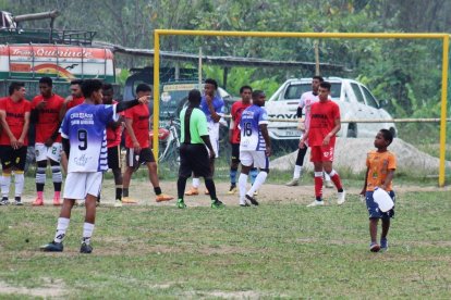 A pocos pasos de los jugadores, el niño estaba pendiente si le pedían el líquido.