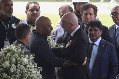 El presidente de la FIFA, Gianni Infantino (d), dio el pésame a los familiares de Pelé.