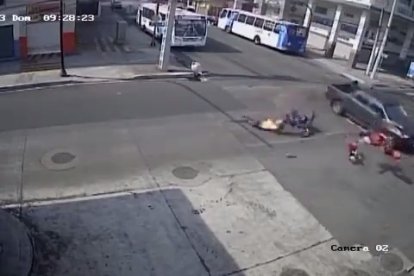 Cámara de seguridad registró el percance. Los ocupantes de  las motos cayeron al piso.