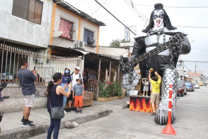 Turistas de todo el país llegan a las calles Alcedo y la 15 para fotografiarse con lo 'gigantes' que son elaborados por los vecinos.