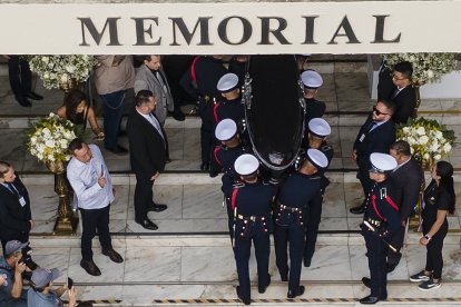 El féretro del Rey llegó al cementerio Memorial Necrópolis Ecuménica, su última morada.