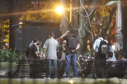 A un grupo de personas les vale ‘trozo’ cualquier ordenanza y beben dentro del parque Centenario.