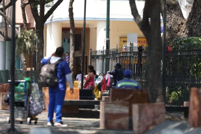 El enrejado del parque San  Agustín sirve como tendedero de ropa y percha para fundas.