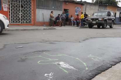 Peritos de tránsito delimitaron la zona en donde ocurrió el siniestro. El punto seguía marcado.