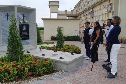 Un pequeño grupo de fans cantó y  recordó a Sharon La Hechicera, en el octavo año de su muerte.