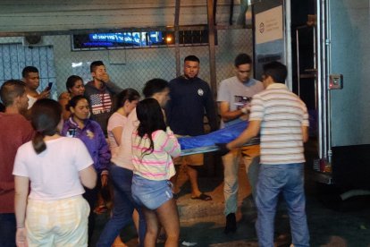 Una fémina quiso tocar el cadáver cuando iban a subirlo al vehículo de Medicina Legal.