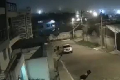 El robo a bordo de una camioneta se registró en una cámara de seguridad.