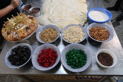 La decoración emula a las joyas de las coronas de los reyes Magos.