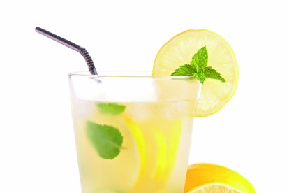 Una limonada calma la sed.