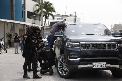 El vehículo baleado en la avenida Miguel A. Alcívar quedó con varios orificios provocados por los proyectiles.
