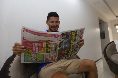 Cruz leyendo el  EXTRA como todos los días.