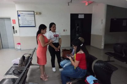 Activistas del Movimiento de Mujeres de El Oro acompañaron a Erika a poner la denuncia.