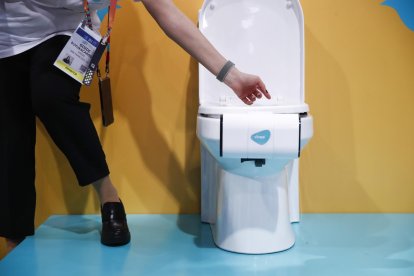 Este inodoro puede analizar componentes como la vitamina C en la orina.