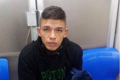 El sospechoso dijo en audiencia que él atacó a su amigo, pero sostuvo que supuestamente fue para defenderse.