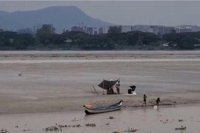 La gente salió a tomar el sol cuando bajó el cauce del Guayas.