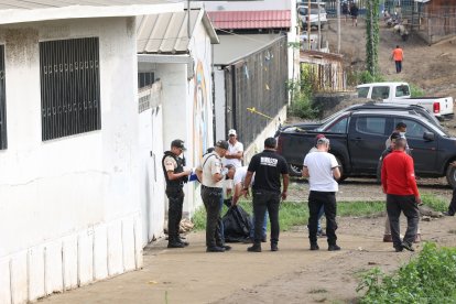 La Policía llegó al lugar para recabar indicios. Los restos humanos fueron llevados a la morgue.