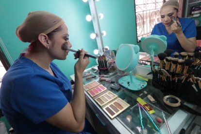 Entre maquillajes, pelucas, pestañas postizas y disfraces, Karen inicia el proceso que transformación.