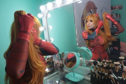 A Karen le gusta elaborar trajes de personajes de mujeres que tengan un físico parecido al suyo. Le encanta la sensualidad.