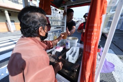 El refresquero manabita, también conocido como Salserín, recorre las calles San Martín, Antepara, García Moreno, entre otras.