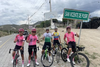 Alexander Cepeda (i), Jonathan Caicedo y Richard Carapaz (d), la tripleta tricolor del EF Education-EasyPost.