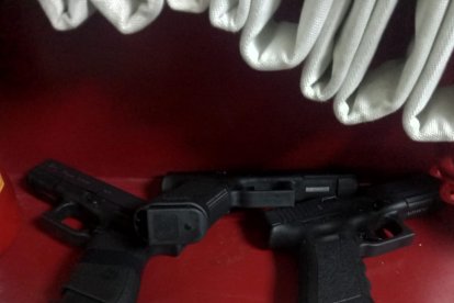 En el quinto piso, en el área destinada para el extintor contra incendios, se hallaron estas tres armas.