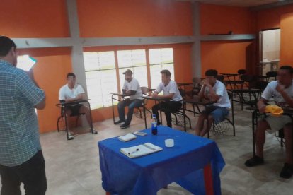 De lunes a viernes, Erwin asiste al grupo de adictos en recuperación ‘Un nuevo empezar’.