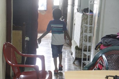 Caminar de un lado para el otro es parte de la rutina de Milan, pero la inestabilidad en sus piernas le hace tropezar, a ratos.