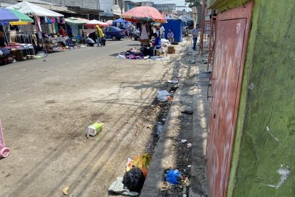 La calle luce sin basura entre las 09:00 y 12:00. Sin embargo, el hedor y ciertos restos continúan.