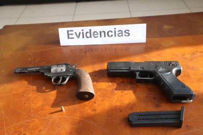 Las armas de fuego halladas en poder de los delincuentes.