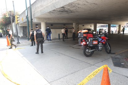 En este túnel de la avenida del Bombero fue atacado la mañana del viernes Javier Rosero.