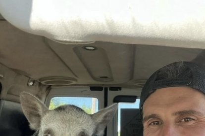 Facundo Medina tras adoptar a Roma.