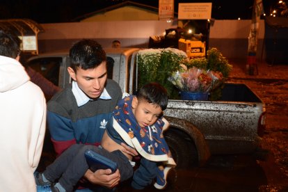La noche del sábado, los vecinos sacaban en brazos a los niños para evitar desgracias.