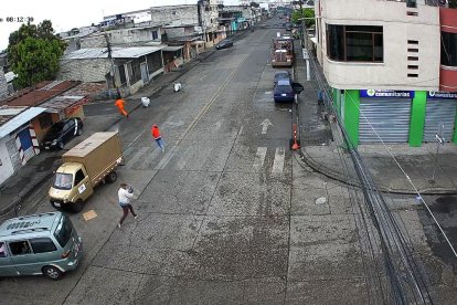 Cámara de seguridad captó el ataque y el instante en que son interceptados por una furgoneta. 3