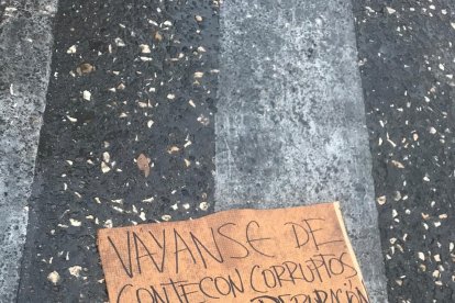 El panfleto dejado junto al camión donde iban las víctimas.