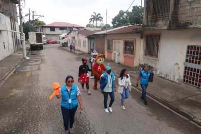 Desde noviembre del año pasado, los maestros visitan las viviendas de diferentes sectores de la zona 8 para matricular a los niños que dejaron los centros de estudios.