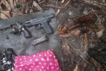 Las armas que fueron decomisadas y constan como evidencias en el proceso.