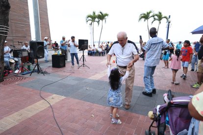 ORQUESTA SALSERA INTEGRADAS POR PERSONAS ADULTAS ELLOS CANTA EN EL MALECON 2OOO 19 DE DICIEMBRE DEL 2022 GUAYAQUIL-ECUADOR