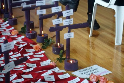 Membretes y cruces  con velas tenían los nombres de las víctimas de femicidios.