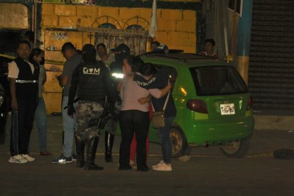 Allegados a  la víctima acudieron al sitio de la tragedia.