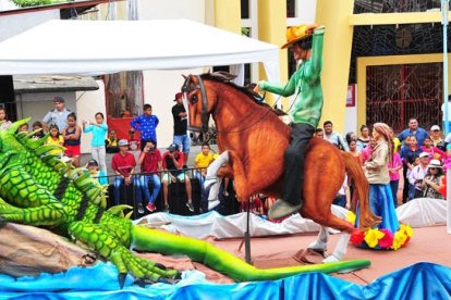 El artista plástico también diseña y construye carros alegóricos.