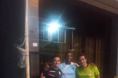 Moisés Caicedo y su amigo y primer entrenador Iván Guerra.