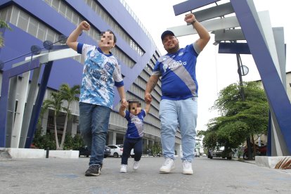 El hombre tenía una colección de camisetas de su equipo.