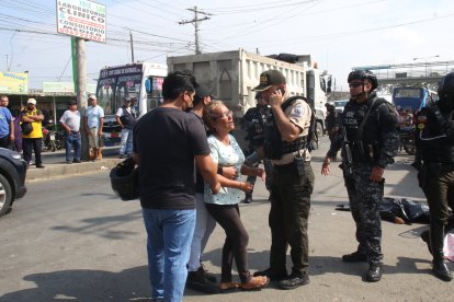 Familiares de los asesinados llegaron al sector.
