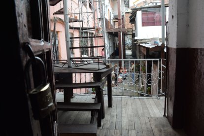 La propiedad es de la época colonial. La mayoría de su estructura es de adobe.