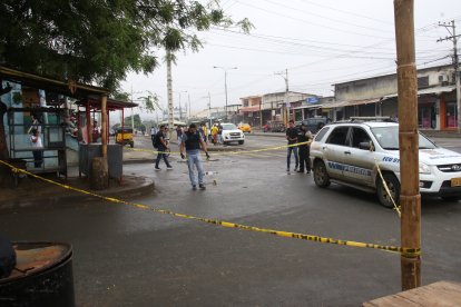 En la segunda escena del crimen, agentes policiales recabaron indicios balísticos.